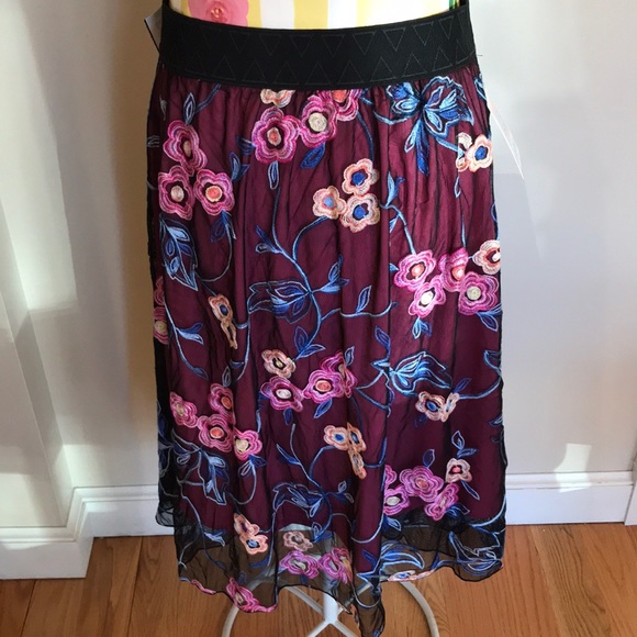The Lola skirt, LuLaRoe’s midi skirt